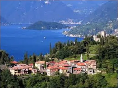 La splendeur du cadre paysager du Lario a attiré, au fin des siècles, de nombreux artistes et touristes. Situé dans les Alpes rhétiques, il est réputé pour être une destination élégante avec ses magnifiques villas. Ce terrain de jeu pour les riches et célèbres, vous permettra, pour un temps, de vivre leur vie luxueuse.
Quel est le nom de cet endroit ?