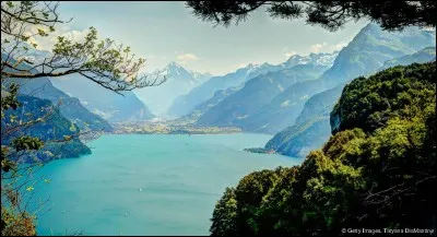 C'est un magnifique lac glaciaire de Suisse centrale. Il mesure 38 km. Imaginez les beautés que vous pourriez y voir à bord d'une des croisières au départ de cette ville dont le lac a porté le nom. Comment l'appelle-t-on depuis le XVIe siècle ?
