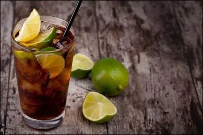 Quel est l'alcool principal du cocktail 'Cuba libre' ?