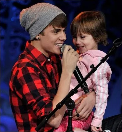 Bon vous reconnaissez le garçon, mais comment s'appelle sa demi-sur ?