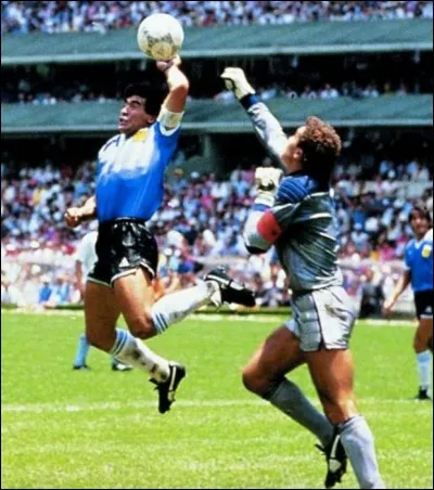 Contre quelle nation Diego Maradona a-t-il effectué sa célèbre "Main de dieu" ?