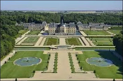 Pour qui avait été construit le château de Vaux-le-Vicomte au XVIIe siècle ?