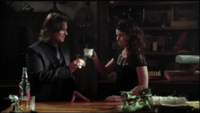 Dans quoi Belle boit-elle la potion pour retrouver la mémoire ?