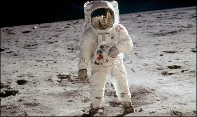 Le 21 juillet 1969, un homme laisse des traces de pas sur la Lune.
