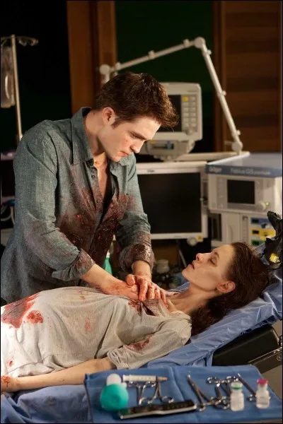 Que fait Edward pour sauver Bella ?
