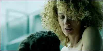 Quel est le nom de Mónica quand elle est devenue l'ennemie de la police ?