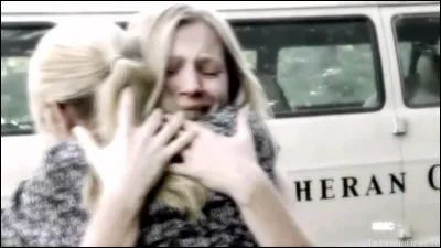 Qui, des deux soeurs, meurt en premier lieu ?