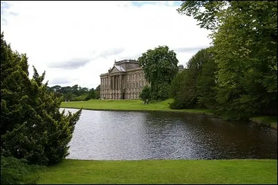 C'est ainsi qu'apparaît ce domaine à l'héroïne, qui ne le connaissait que de nom... Le domaine est fictif, au coeur d'un roman très célèbre et d'une mini-série qui l'est tout autant... Où est-on ?