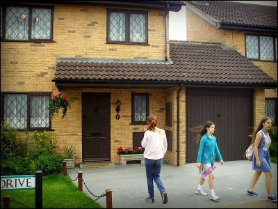 Cette petite maison de banlieue est située au 4, Privet Drive, à Little Whinging et contient notamment un petit espace sous l'escalier. De qui est-elle l'adresse ?