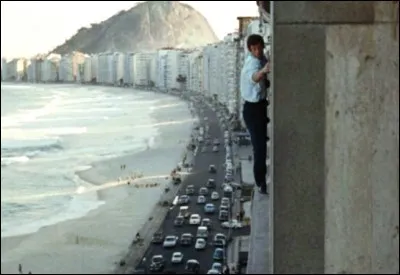 C'est Jean-Paul Belmondo sur la photographie, ce qui vous permettra de trouver l'adresse de la plage visible en dessous...