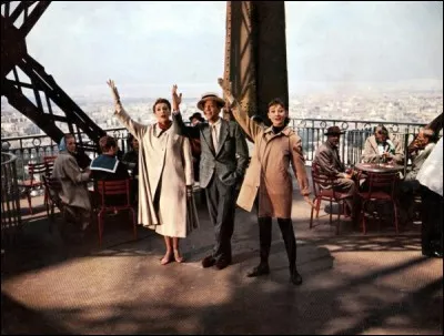 La photographie est tirée du film Drôle de frimousse, avec Fred Astaire et Audrey Hepburn. Ils sont sur la Tour Eiffel, qui est bien sûr située à Paris au N° 5 de l'Avenue Anatole France. Mais est-elle rive droite ou rive gauche ?