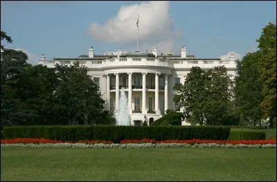 C'est l'adresse de la célèbre Maison-Blanche (White House), résidence de l'exécutif fédéral américain, le Président des Etats-Unis d'Amérique. Située à Washington, elle se trouve au... ?