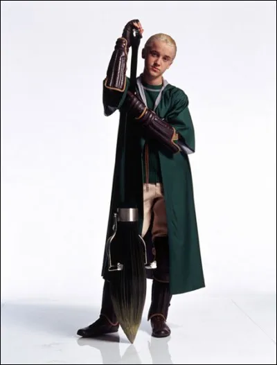 Qu'offre Malefoy à l'équipe de quidditch de Serpentard pour entrer dans l'équipe?