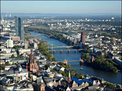 Après cette répression ayant causé plus de 20 000 morts, quel traité Bismarck et Thiers ont-ils signé mettant fin à la guerre franco-prussienne ?