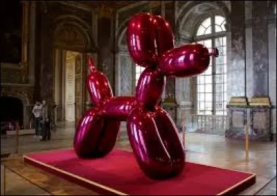 Quel artiste a suscité la polémique en exposant cette sculpture monumentale intitulée 'Balloon Dog' à Versailles en 2008 ?
