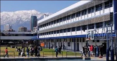 Tu es parent, et tu dois inscrire ton enfant dans un lycée. Plusieurs choix s'offrent à toi.