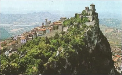 La "Guaita" est une des trois enceintes fortifiées qui couronnent le mont Titan : dans quel pays ?