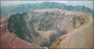 Quel nom porte la dépression causée par l'effondrement de la partie centrale d'un volcan ?