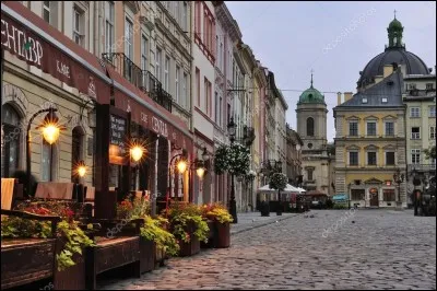 Quelle ville, Lemberg en allemand, est considérée comme "capitale culturelle" du pays ?