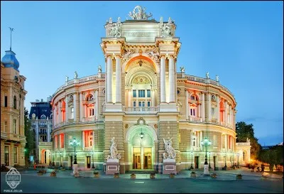 Quelle ville, connue pour son port et son opéra, est la capitale de l'humour ?