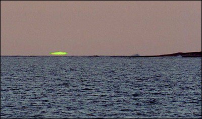 C'est un phénomène optique atmosphérique très rare. Il se manifeste au lever ou au coucher du soleil. Un point vert apparaît au sommet de cet astre, on l'appelle le rayon vert.
Qui a écrit un livre portant ce titre ?