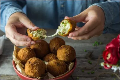 Spécialité culinaire de Sicile, se présentant généralement sous la forme de boulettes de riz, panées et frites, de 8 à 10 cm de diamètre, farcies de divers ingrédients, comme du ragù (viande bovine cuite à l'étouffée avec de la sauce tomate) et de petits pois. Ils peuvent être confectionnés avec le riz restant d'un risotto de la veille.