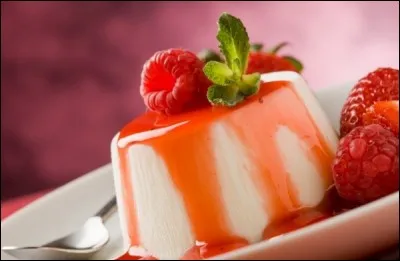 Dessert italien, originaire du Piémont, signifiant littéralement « crème cuite », fabriquée à partir de crème, de lait et de sucre auxquels on ajoute de la gélatine pour obtenir une consistance ferme. Ce dessert est généralement servi avec un coulis de fruits rouges. Il peut également l'être avec du chocolat fondu, du caramel ou encore du miel.