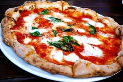 Spécialité culinaire traditionnelle de la ville de Naples. Très populaire, cette pizza est garnie de tomates, de mozzarella, de basilic frais, de sel et d'huile d'olive. Cette pizza est aux couleurs du drapeau italien.