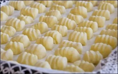 Il s'agit d'une famille de pâtes préparées soit avec un mélange de farine de blé dur ou de blé tendre et de pomme de terre, et pochées à l'eau, soit une préparation à base de semoule de blé dur, généralement gratinée au four avec du fromage.