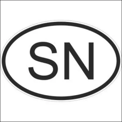 Maintenant, mon frère a cet autocollant sur sa voiture.
Dans quel pays a-t-il emménagé ?