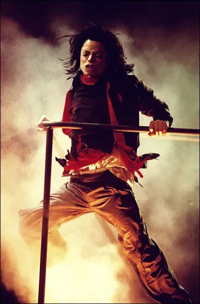 Sur cette image, Michael donne un concert. Il est en train d'interpr&eacute;ter ---