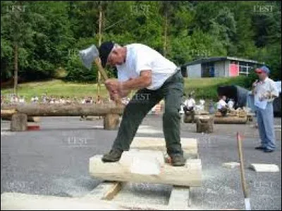 Quel bûcheron défend son titre de champion du monde pendant cette compétition ?