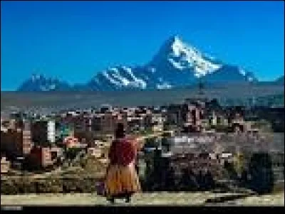 La ville de plus de 100 000 habitants la plus haute du monde (en 2018) se situe :