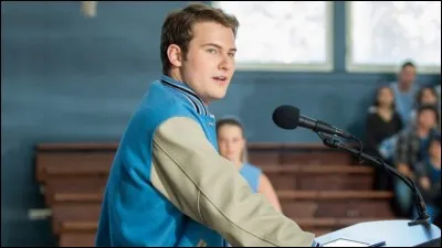 Que fait Brice à Jessica Davis et Hannah Beker ?