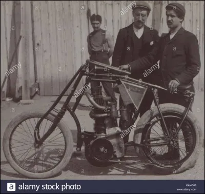 Quelle marque d&eacute;posa le mot ''motocyclette'' ?