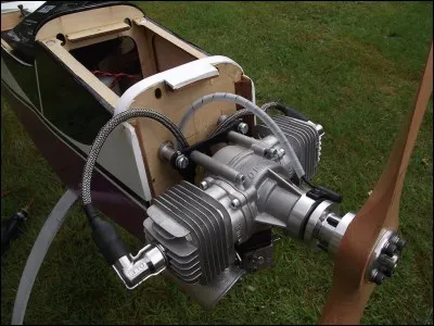 Quelle marque a con&ccedil;u le premier moteur flat-twin sur une moto ?