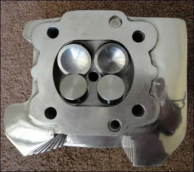 Quelle marque a innov&eacute; avec le premier moteur &agrave; 4 soupapes par cylindre ?