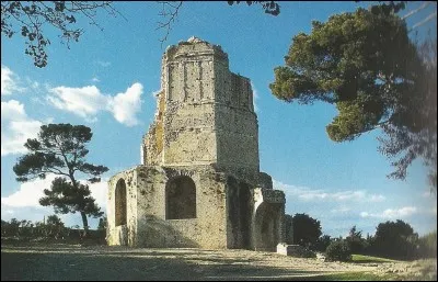 Dans quelle ville française peut-on voir "la tour Magne" ?