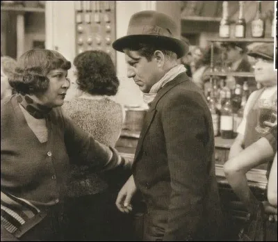 Quelle chanteuse est en face de Jean Gabin ?