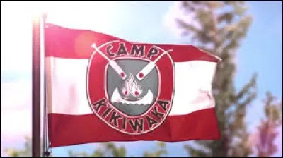 Dans la série "Le camp Kikiwaka", quelles sont les équipes rivales des Marmottes pour le concours de la "Cabane de l'année" ?