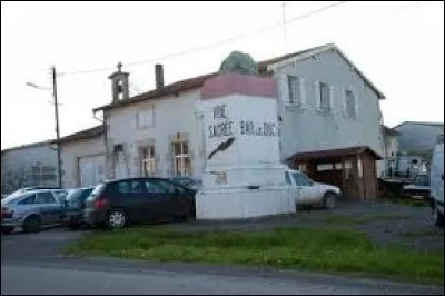 Nous sommes sur la Voie Sacrée, à l'entrée d'Érize-la-Petite. Petit village de 60 habitants, dans l'ancienne région Lorraine, il se situe dans le département ...