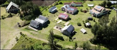 Dans quel lieu de l'île, l'envoi de secours est-il presque systématique ?