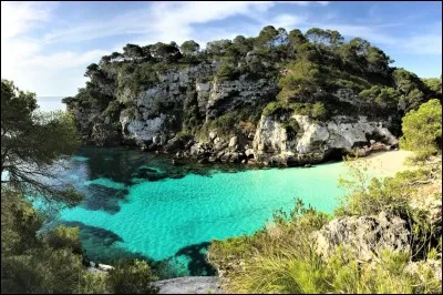 Quelle est la plus grande ville de Minorque, une île de l'archipel des Baléares ?