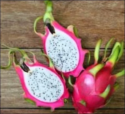 Sous quel autre nom est connu le pitaya, fruit de la photo ?