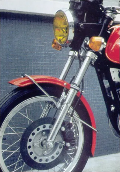 D&eacute;cid&eacute;ment, je ne suis pas dou&eacute; pour la photo ! L'�il d'un expert pourra m'aider &agrave; identifier cette moto !