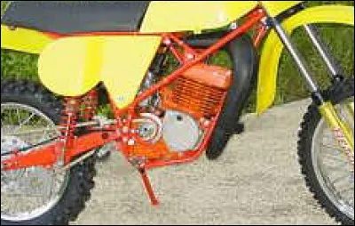 Une moto tout-terrain avec de jolies couleurs pour changer ! De quelle marque est-elle ?