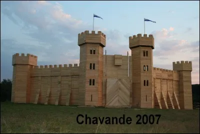 Comment s'appelle la construction en bois qu'on brûle traditionnellement à la Saint-Jean dans les Vosges ?