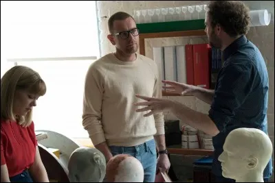 Theo James est un androïde dans "Zoe".