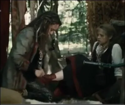 Pourquoi la fille à la question précédente attrape-t-elle le pied de la prisonnière ?