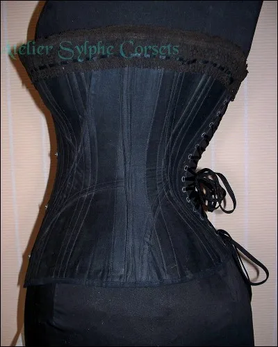 A, noir (...) velu des mouches éclatantes
Qui bombinent autour des puanteurs cruelles